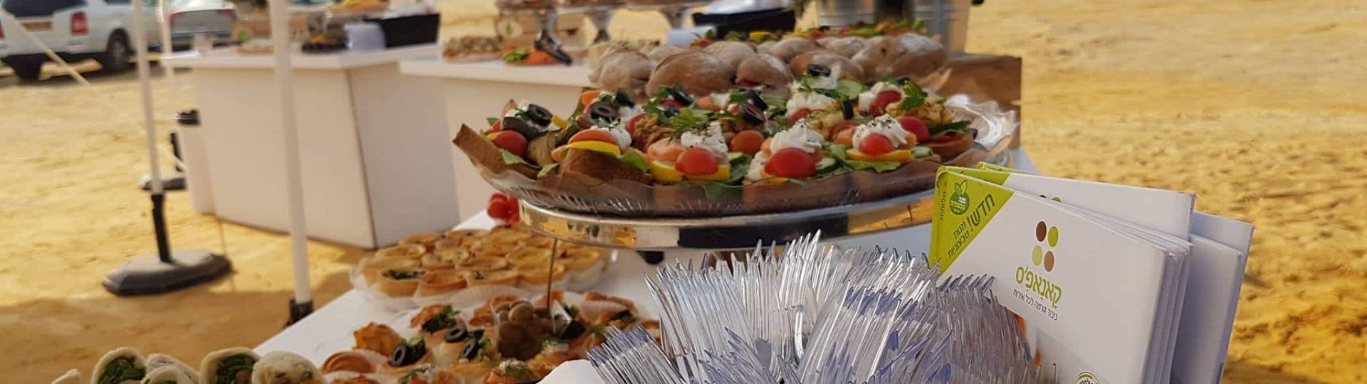 צילום של דוכני מזון של קאנאפ'ס, על רקע נוף מדברי