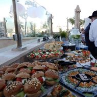 הזמנת מגשי אירוח לחתונה של סלביה ואלברט בתל אביב.