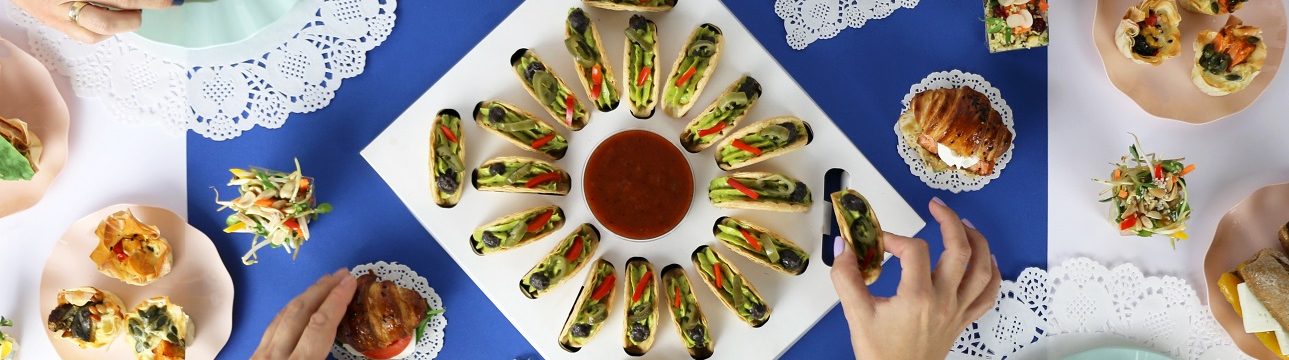 מגשי אירוח למסיבת עיתונאים